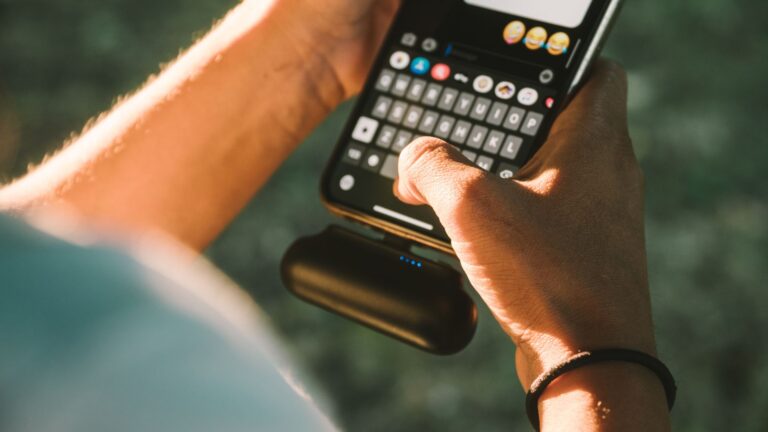Alléger son sac quotidien sans sacrifier l’autonomie du smartphone