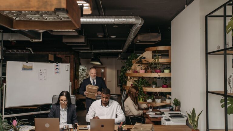 Bail précaire ou coworking : quelle formule pour les trois premières années d’une entreprise ?