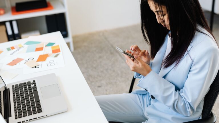 Smartphone reconditionné pour un professionnel : bonne ou mauvaise idée ?
